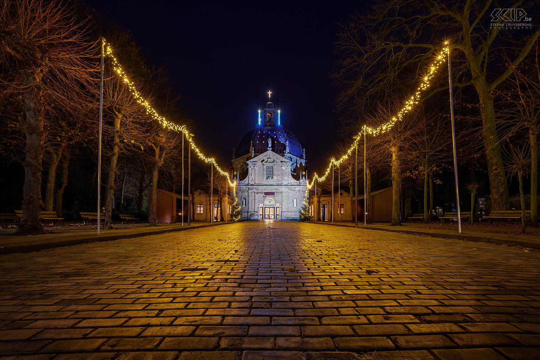 Hageland by night - Basiliek van Scherpenheuvel Een beeld van eind 2020 met de kerstversiering en de adventskaarsen op de koepel aan onze basiliek in Scherpenheuvel. De basiliek van Onze-Lieve-Vrouw is het belangrijkste bedevaartsoord in België.  Stefan Cruysberghs